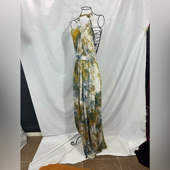 Chic Floral Maxi Dress in Green and Cream - Picture 7 of 9